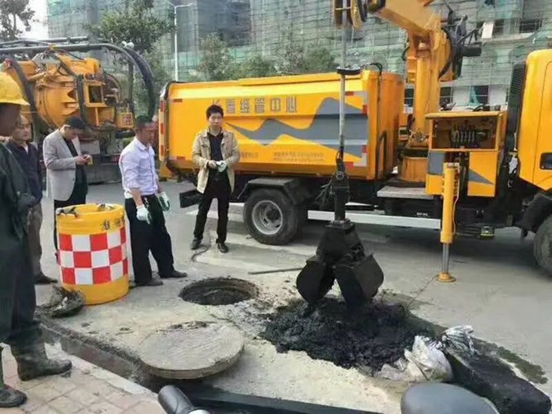 钟祥街道：网格员化身“清道夫”，为民解忧疏通“堵心”化粪池