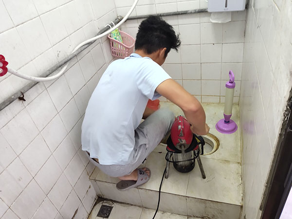 钟祥肥皂掉到马桶里把马桶堵住了怎么办？马桶堵住了怎么办